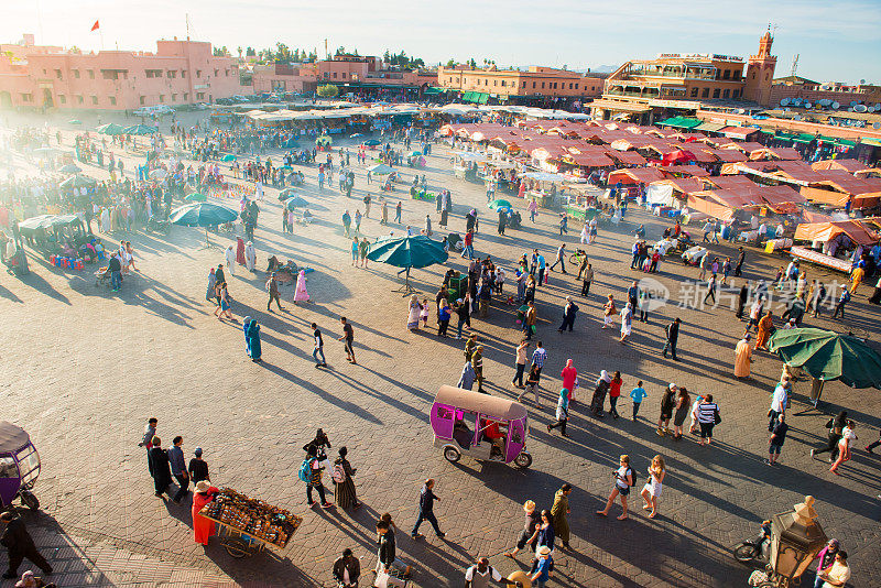 晚上Djemaa El Fna广场与库图比亚清真寺，马拉喀什，摩洛哥